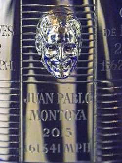 El campeón de la Indianapolis 500 2015 Juan Pablo Montoya, del equipo Penske con Scott Gillette de B