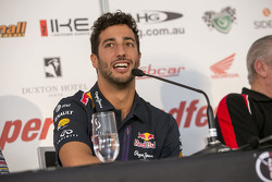 Daniel Ricciardo participa de evento da Red Bull em Perth, sua cidade natal. O australiano fez uma apresentação com o carro campeão de 2011 da escuderia