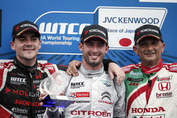Подиум: победитель гонки - Хосе-Мария Лопес, Citroën World Touring Car team, второе место - Норберт