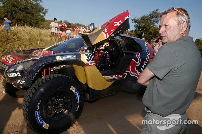 Etienne Lavigne and #302 Peugeot: Stéphane Peterhansel, Jean-Paul Cottret
