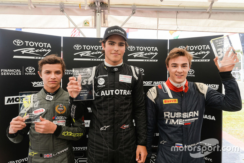 Pedro Piquet, Lando Norris e Artem Markelov no pódio na Nova Zelândia