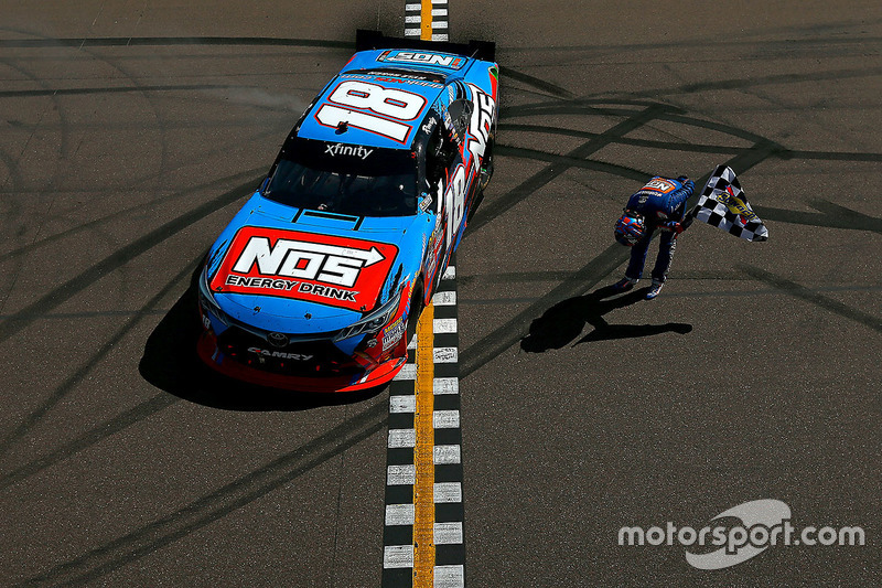 Ganador de la carrera Kyle Busch, Joe Gibbs Racing Toyota