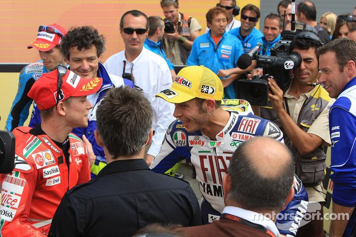 Segundo lugar Casey Stoner y Valentino Rossi ganador de la carrera