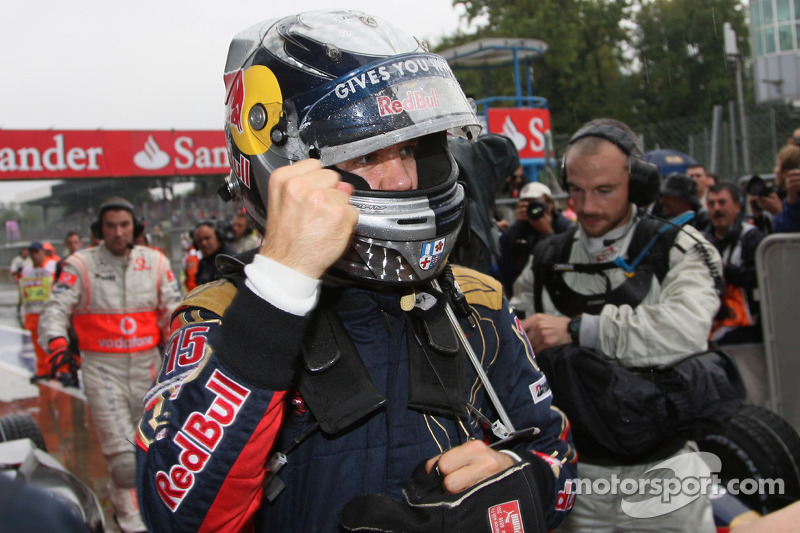 Ganador de la pole position Sebastian Vettel celebra