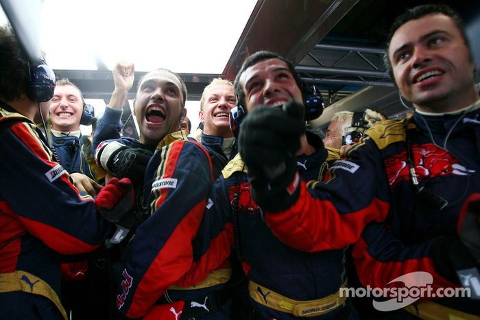 Mecánicos de Scuderia Toro Rosso celebran la pole position de Sebastian Vettel