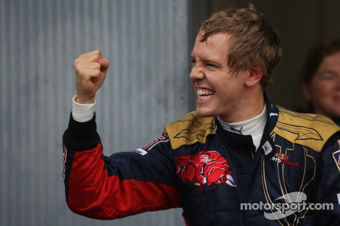 Ganador de la pole position Sebastian Vettel celebra