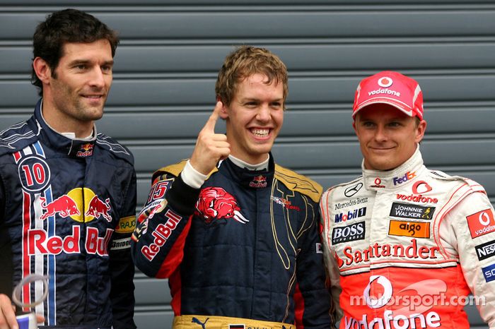 El autor de la pole Sebastian Vettel, el segundo Heikki Kovalainen, y tercero Mark Webber