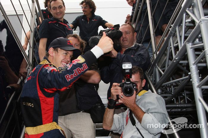 Ganador de la pole position Sebastian Vettel celebra