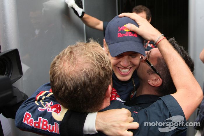 Ganador de la pole position Sebastian Vettel celebra con el equipo