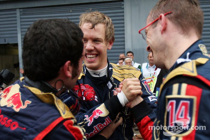 Ganador de la pole position Sebastian Vettel celebra con Sébastien Bourdais
