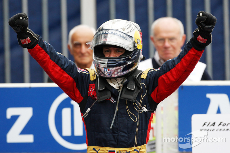 Siegerjubel: Sebastian Vettel ist ein Grand-Prix-Gewinner!