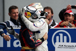 Yarış galibi Sebastian Vettel kutlama yapıyor ve Robert Kubica
