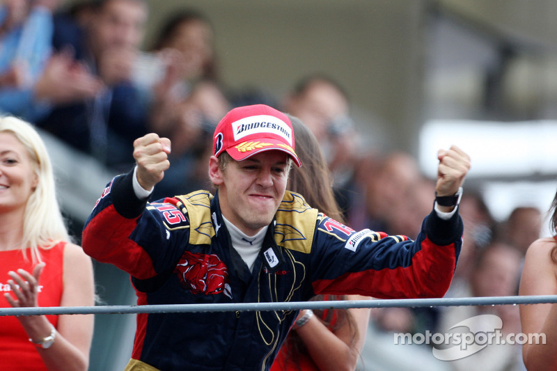 Vettel auf dem Weg zum Podium