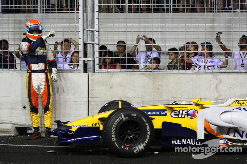 Crash: Nelson Piquet Jr., Renault F1 Team, R28