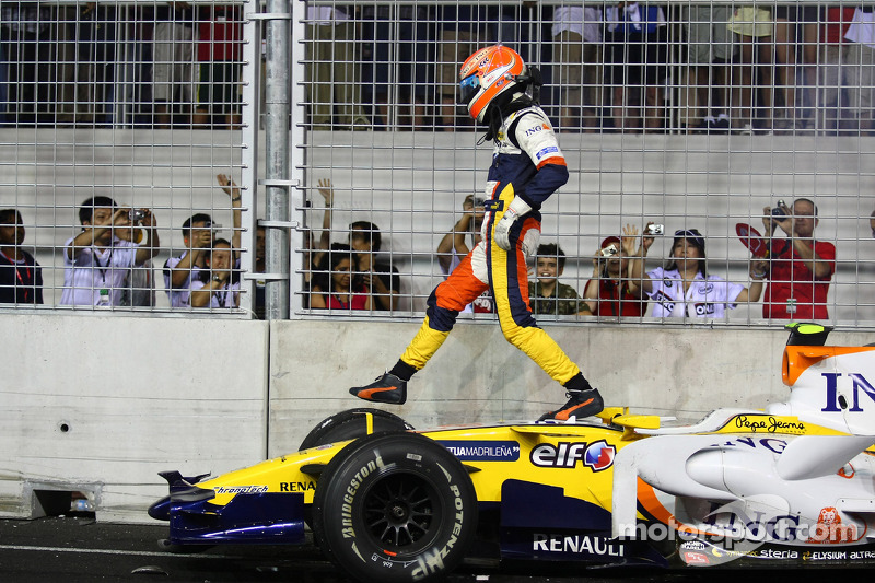 Crash: Nelson Piquet Jr., Renault F1 Team, R28