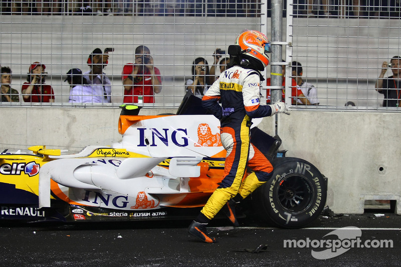 Crash: Nelson Piquet Jr., Renault F1 Team, R28