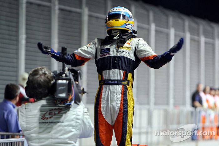 Ganador de la carrera Fernando Alonso celebra
