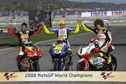 Les Champions du Monde 2008 : Mike Di Meglio (125cc), Valentino Rossi (MotoGP) et Marco Simoncelli (250cc)