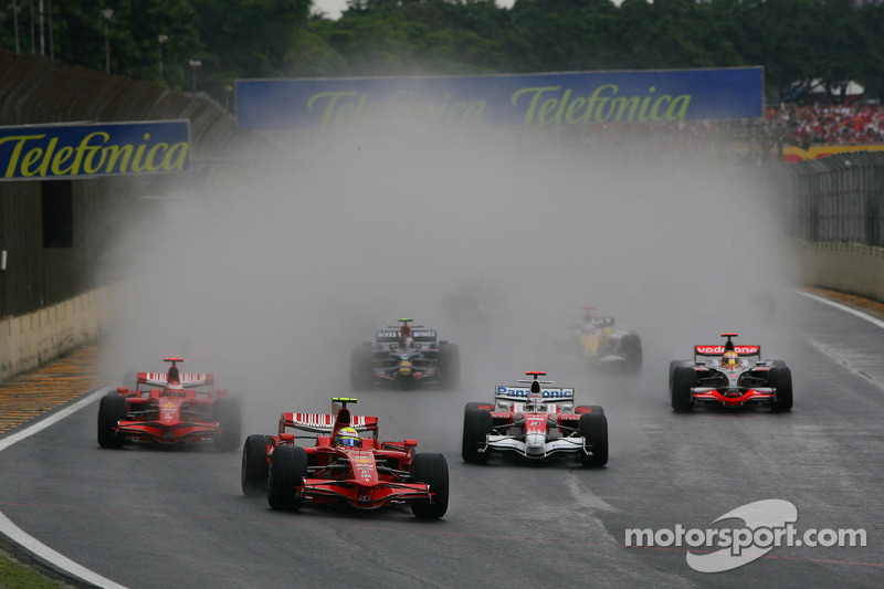 Start: Felipe Massa, Scuderia Ferrari leads the field