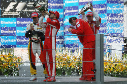 podio: champaña para Felipe Massa, Fernando Alonso, Kimi Raikkonen y Stefano Domenicali