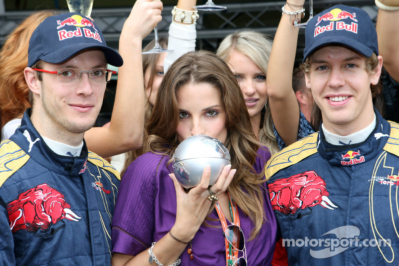 Concurso Formula 1 Girl: a vencedora com Sébastien Bourdais e Sebastian Vettel