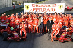 Felipe Massa, Kimi Raikkonen, Marc Gene, Luca Badoer, Luca di Montezemolo, Piero Ferrari, Stefano Domenicali et les membres de l'équipe Scuderia Ferrari célèbrent les championnats du monde des constructeurs de 2008