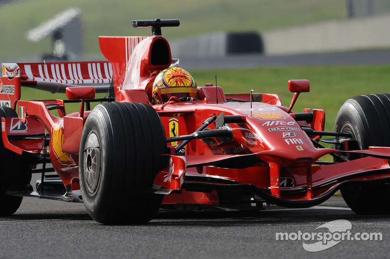 Valentino Rossi mengemudikan Ferrari F2008 di Mugello pada 2008