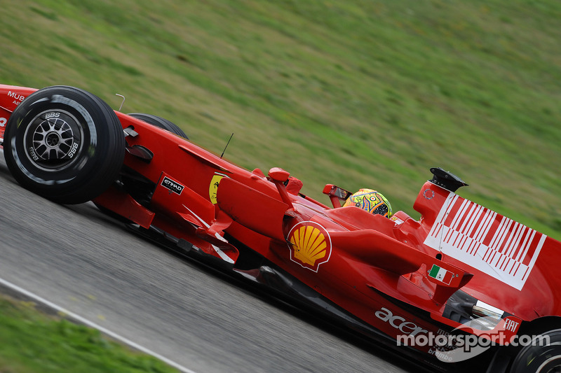 Valentino Rossi mengemudikan Ferrari F2008 di Mugello pada 2008
