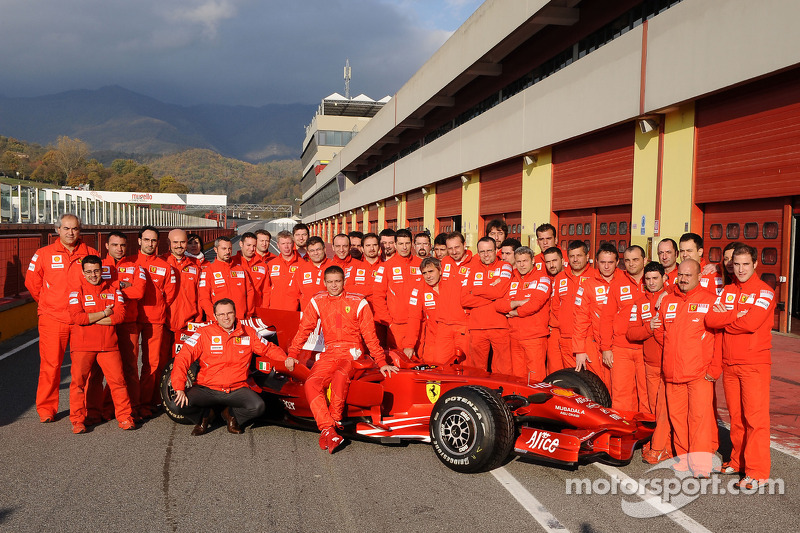 Valentino Rossi pose with the Ferrari F2008 and Ferrari team members