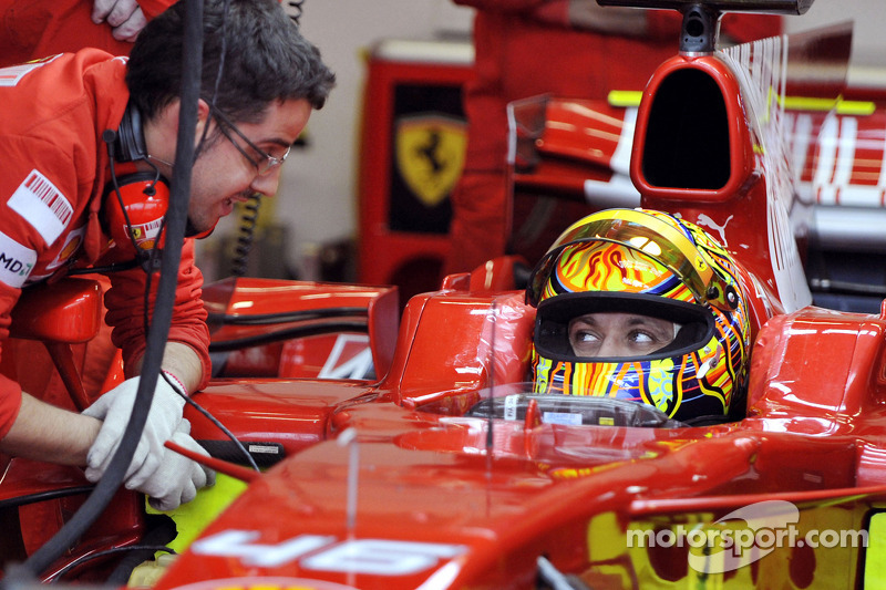 Valentino Rossi di balik kemudi Ferrari F2008