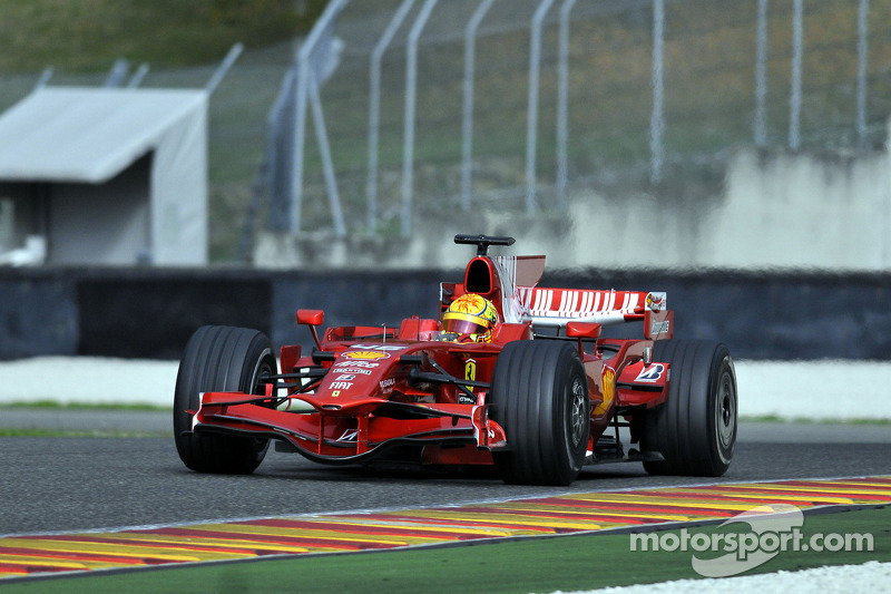 Valentino Rossi mengemudikan Ferrari F2008 di Mugello pada 2008