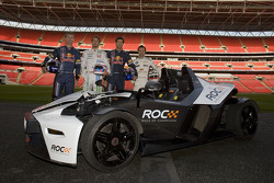 David Coulthard, Jenson Button, Mark Webber et Andy Priaulx avec le KTM X-Bow à l'apperçu des médias de la Race of Champions