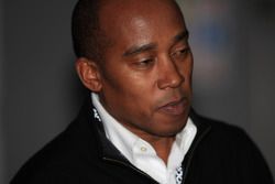 Anthony Hamilton en el paddock