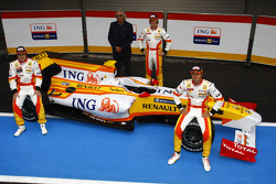 Fernando Alonso, Flavio Briatore, Romain Grosjean en Nelson Piquet Jr met de Renault R29 in 2009