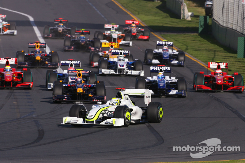 Départ : Jenson Button, Brawn GP, mène la meute