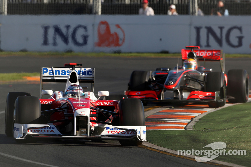 Jarno Trulli, Toyota Racing, TF109; Lewis Hamilton, McLaren Mercedes, MP4-24