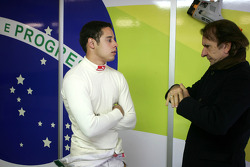 Felipe Guimaraes, pilote de l'équipe du Brésil d'A1GP et son dirigeant Emerson Fittipaldi