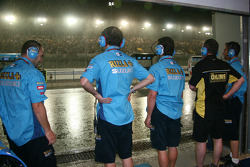 Члени команди Rizla Suzuki MotoGP дивляться на зливу натрасі Лосейл