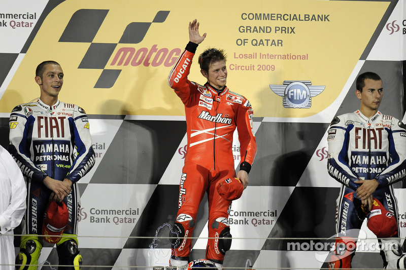 Podio: ganador de la carrera Casey Stoner, Ducati Marlboro Team, segundo lugar Valentino Rossi, Fiat