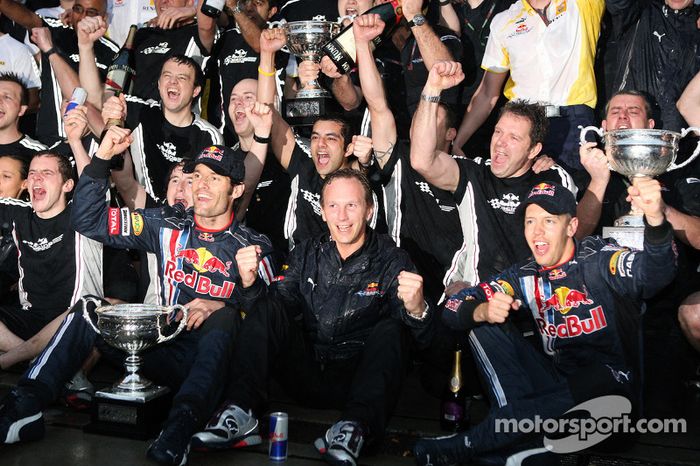 Ganador de la carrera Sebastian Vettel, Red Bull Racing celebra con los miembros del equipo Mark Web
