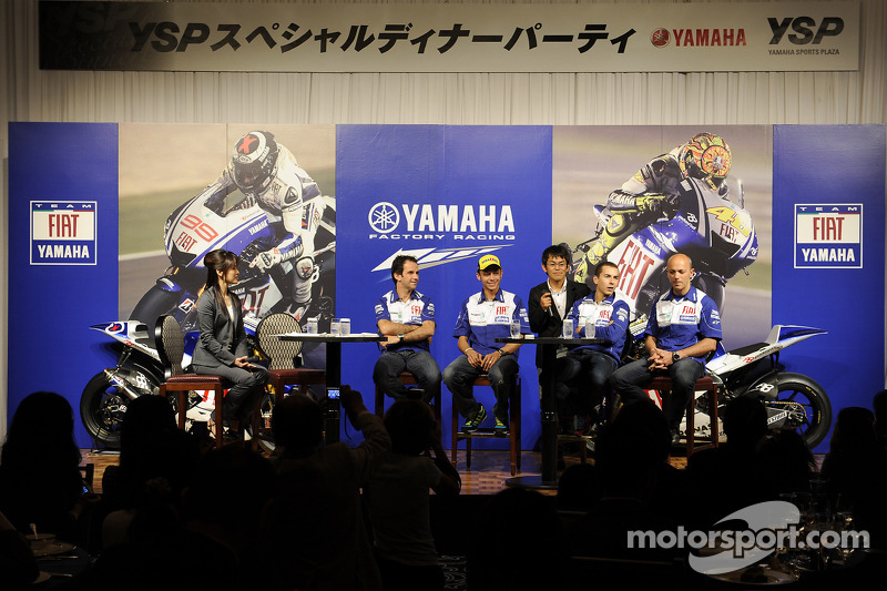 Lanzamiento Yamaha R1 en Tokio: Fiat Yamaha Team, Valentino Rossi y Jorge Lorenzo, Fiat Yamaha Team en el escenario