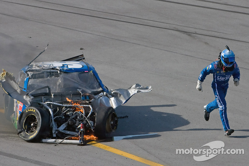 Frühjahr 2009: Carl Edwards sprintet nach Überschlag ins Ziel