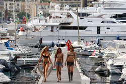 Des jeunes femmes à Monaco
