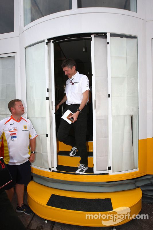 Ross Brawn Brawn Grand Prix director del equipo sale de una reunión de equipo los jefes llevada a cabo en el motorhome de Renault f1