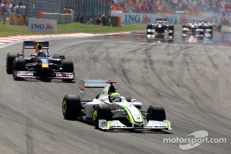 Дженсон Баттон (Brawn Mercedes) попереду Себастьяна Феттеля (Red Bull Renault)