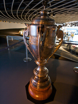 Flechas de prata: Troféu do GP da Argentina vencido por Juan Manuel Fangio with Mercedes-Benz in 1955