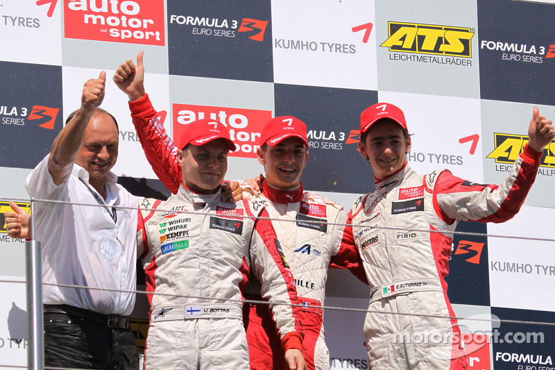 ¿Os suenan los tres pilotos del podio?