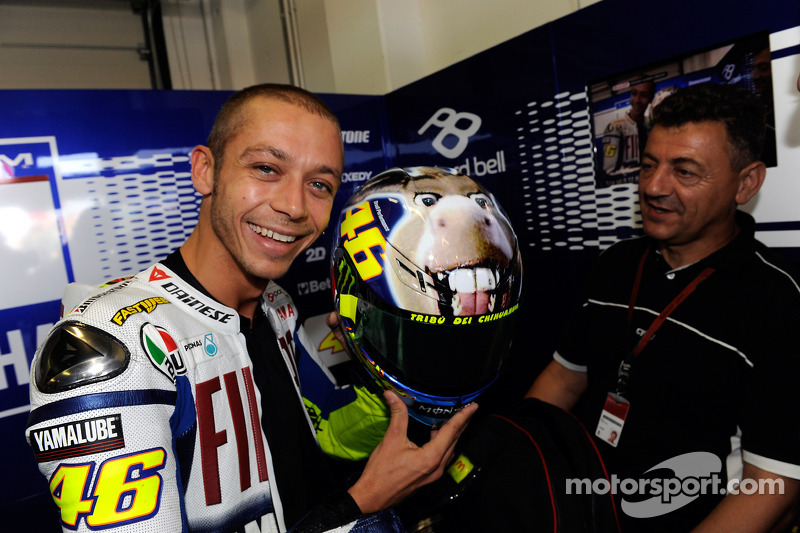 Valentino Rossi, Fiat Yamaha Team, muestra su nuevo diseño de casco con un burro