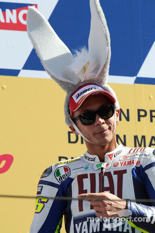 Rossi con orejas de burro en el podio de Misano en 2009
