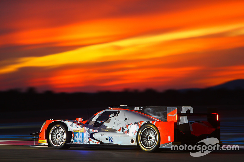 Der Manor-LMP2 in der Dämmerung von Paul Ricard